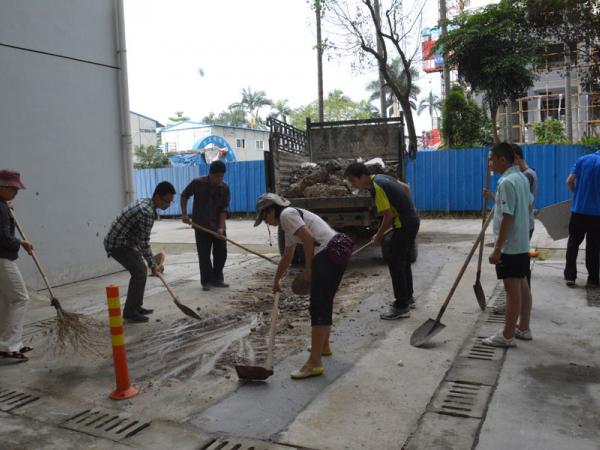 清掃住戶亂堆放的裝修垃圾