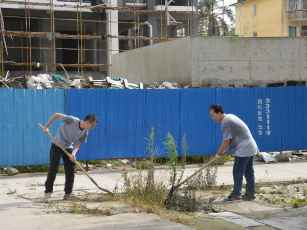 清除住宅樓旁的雜草